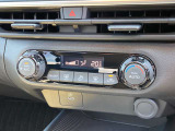 すっきりした運転席周りにはナビやエアコンの操作パネルを設置しております。