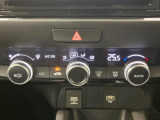 【オートエアコン】一度お好みの温度に設定すれば、車内の温度を検知し風量や温度を自動で調整。暑い…寒い…と何度もスイッチ操作をする必要はありません。快適な車内空間には必須の機能ですね♪