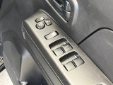 【電動格納ミラー】サイドミラーは電動格納式となっており、狭い駐車場でもキズがつくリスクを抑えられます。