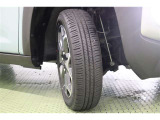 タイヤサイズ 165/60R15。カジュアルでスタイリッシュなデザインの純正アルミホイールを装着しています。