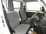 ドライバー目線で、使いやすく安全操作性と良好な視界を実現した運転席です。