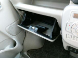 助手席前には車検証の収納に便利なグローブBOXが備わっています。