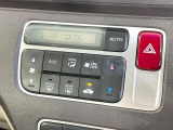 【オートエアコン】一度お好みの温度に設定すれば、車内の温度を検知し風量や温度を自動で調整。暑い…寒い…と何度もスイッチ操作をする必要はありません。快適な車内空間には必須の機能ですね♪