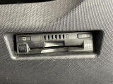 【ETC】有料道路を利用する際に料金所で停止することなく通過できる、ETC車載器(ノンストップ自動料金収受システム機器)が装備されています。セットアップを行うことで利用可能になります。