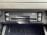 【純正ビルトインETC】有料道路を利用する際に料金所で停止することなく通過できる、ETC車載器が装備されています。セットアップを行うことで利用可能になります。