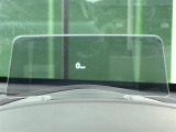 【ヘッドアップディスプレイ(HUD)】フロントウインドウガラスに走行情報を投影します。運転中の目線と重なるように表示されるので、少ない視線移動で速度が確認できるので、 ドライビングに集中できます!