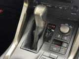 【フロアシフト】直感的な操作性や手に取りやすいレバー位置が特徴です。M/Tモードはスポーティな加速からエンジンブレーキにまで幅広く使えます。
