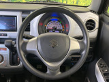 インテリアに合わせたデザインのステアリングは、運転される方のことも考え、運転しやすい形状、大きさです。是非一度、実際に触ってお確かめください。