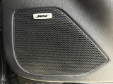 【BOSEサウンドシステム】メーカーオプションの高品位サウンドシステムを搭載。専用のチューニングが施された大小様々なスピーカーから良質なサウンドが奏でられ、臨場感あふれる音響空間を演出します。