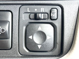 【電動格納ミラー】サイドミラーは電動格納式となっており、狭い駐車場でもキズがつくリスクを抑えられます。