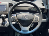 インテリアに合わせたデザインのステアリングは、運転される方のことも考え、運転しやすい形状、大きさです。是非一度、実際に触ってお確かめください。