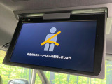 【フリップダウンモニター】大画面モニターで後席でもエンタメをお楽しみいただけます。小さなお子様にも大人気の装備です♪