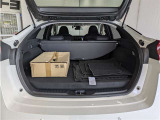 とても広々、大きな開口部の荷室スペースですね。 開口部広々だから、大きな荷物も楽々収納出来ちゃいますね。 荷物スペースは広いほうがいいですよね。