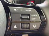 【全車速追従機能付クルーズコントロール】高速道路での長距離走行が楽に!!自動で速度を保つクルーズコントロールが、衝突軽減システムと連携し、前方の車両を感知して車間を保つように速度調節してくれます!!