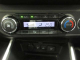 使用頻度の高いスイッチを運転席側にレイアウトした、オートエアコンです。