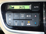 【オートエアコン】一度お好みの温度に設定すれば、車内の温度を検知し風量や温度を自動で調整。暑い…寒い…と何度もスイッチ操作をする必要はありません。快適な車内空間には必須の機能ですね♪