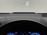 【ヘッドアップディスプレイ】フロントウインドウガラスに運転支援システムの作動状況やナビゲーションの案内表示など、走行に関するさまざまな情報を表示できます。(表示内容は車種により異なります)