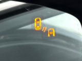 【ブラインドスポットモニタリング】走行中、ドアミラーの死角になりやすい箇所に後続車が接近するとサイドミラー付近に警告を表示、ドライバーに注意喚起をしてくれます。