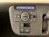 【オートエアコン】一度お好みの温度に設定すれば、車内の温度を検知し風量や温度を自動で調整。暑い…寒い…と何度もスイッチ操作をする必要はありません。快適な車内空間には必須の機能ですね♪