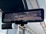 インテリジェントルームミラー☆後席に乗っている人や、大きな荷物を載せていると見にくくなりがちな後方視界。。こちらは車両後方のカメラ映像をミラーに映すので、天候にも影響されないクリアな後方視界を実現☆