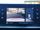 リバースポジションにシフトすると自動的にカメラが作動、画面に後方の視界が映し出される、安心のバックカメラを装備。
