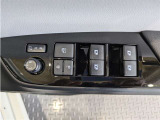 パワーウィンドウのスイッチですよ。 運転席に居ながら窓を開け閉めのコントロールできますよ。 ロック機能で、子供がイタズラして窓を開けるという事も無くなりますよ。