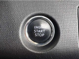 エンジンスタートボタンです。キーが車内にあれば、エンジンの始動・停止はブレーキを踏んでスイッチを押すだけ!キーを取り出す手間を省き、ワンプッシュでエンジンを操作するので簡単でスムーズです。