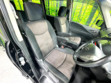 運転席シート廻りは使用感も少なく、良好な状態となっています。前オーナー様が丁寧に使っていたことがよくわかりますね。