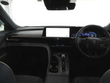 クラウン クロスオーバーの内装コンセプトは「全席特等席」です。運転席・助手席・後席のどこに座っても、快適な乗り心地を味わえるよう設計されています。