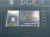 真上から見下ろしたような視点で車とその周囲を確認出来る画面と、車両後方を映し出すバックモニター画面の2つを表示してくれます。