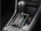 【シフトレバー】シフトもとても操作しやすいデザインになっております。運転する人の事を第一に考えた操作性の高い仕様です。
