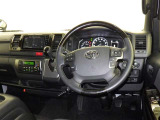 運転の際、常に目にする部分だけにシックで飽きのこないデザインが良いですね。