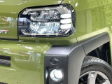 【LEDヘッドライト】悪天候や夜間走行時も良好な視界を確保し安心して運転できる高輝度LEDヘッドライトを装備!点灯速度が早く、消費電力も抑えられています。