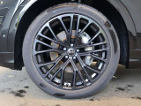 アルミホイール 10Yスポークデザイン ブラックメタリック 10Jx22 (Audi Sport) タイヤ 285/40 R22/アダプティブエアサスペンション スポーツ