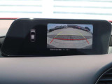 カラーで後方映像をモニターに映し出してくれるので、ショッピングモールのような狭い駐車場であったとしても障害物を見つけ、楽々駐車することができますね。