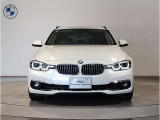 【BMWの伝統-1】BMWの特徴的な“キドニーグリル”は、80年以上続く伝統の形でございます。変わらないこだわりのデザインが、プレミアムブランド“BMW”を創り出します。