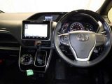 運転の際、常に目にする部分だけにシックで飽きのこないデザインが良いですね。