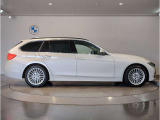 【BMWの伝統-3】BMWのお車は、“駆け抜ける歓び”を体現しております。走行の安定性とコーナリングの良さを追求し、思い通りにハンドルの操作可能です。