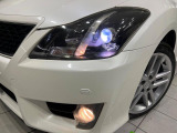 【HIDヘッドライト】非常に明るく前方を照らしてくれるので、悪天候や夜間の走行時も視界良好で安心してお乗りいただけます。