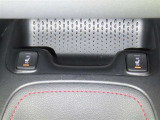 前席にシートヒーターを装備しております。