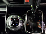 運転席・助手席・独立型オートエアコン。運転手とパートナー別々の温度設定が出来快適なドライブが楽しめます!!