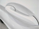 【デザインとの融合】BMWデザイナーが創り出したボディデザインを損なう事のない様に配置とデザインに拘っています。ドアノブについてもBMWの拘りに妥協はありません。