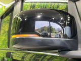 【電動格納ミラー】サイドミラーは電動格納式となっており、狭い駐車場でもキズがつくリスクを抑えられます。