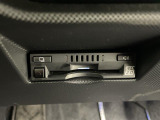 【ETC2.0(DSRC/ITSスポット)】ETCカードを挿入すれば料金所はノンストップで通過できます。ETC限定の割引や、高速道路の情報提供サービスを利用できます。