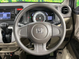 インテリアに合わせたデザインのステアリングは、運転される方のことも考え、運転しやすい形状、大きさです。是非一度、実際に触ってお確かめください。