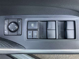 パワーウインドウスイッチです。運転席にいながら全席の窓を開閉できます。