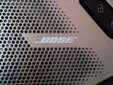 BOSEサウンドシステムを搭載。「良い音を出す」ではなく、その車種のごとに特徴を計算(車種専用設計)し、「反響音」を作り出すことによってどの座席でも自分中心で音が聴こえ、「心地よい空間」を作り出します。
