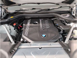 【BMW伝統のシルキー6】滑らかなふけ上がりとパワーが官能的なドライビングの歓びを約束します!シリンダーを一直線に6つ並べ爆発振動を互いに打ち消しあう構造の為不快な振動のない理想のエンジンです。