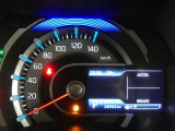 カラーヘッドアップディスプレイ付き。少ない視線移動で情報を確認できるので、運転の疲労軽減に繋がりますよ♪