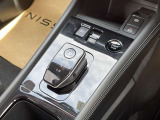 オートブレーキホールドは、ブレーキペダルを踏んで停車すると、ブレーキペダルから足を離してもクルマがブレーキ力を維持。ペダルを踏み続けることによる足の疲れを緩和します。